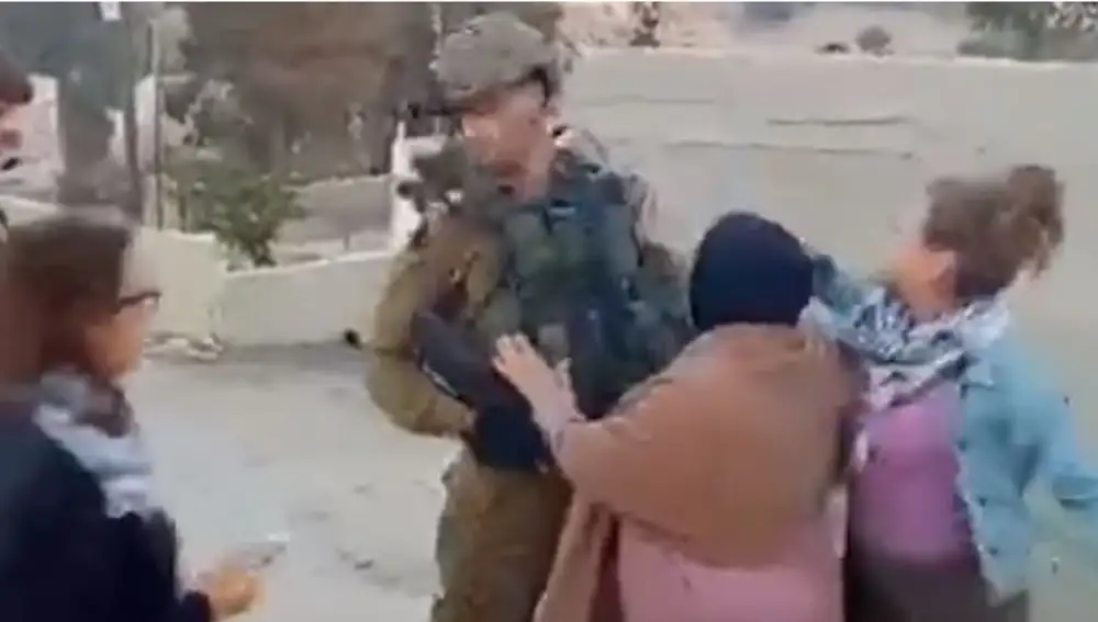 La activista Ahed Tamimi abofetea a uno de los soldados israelíes