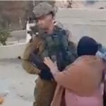 La activista Ahed Tamimi abofetea a uno de los soldados israelíes
