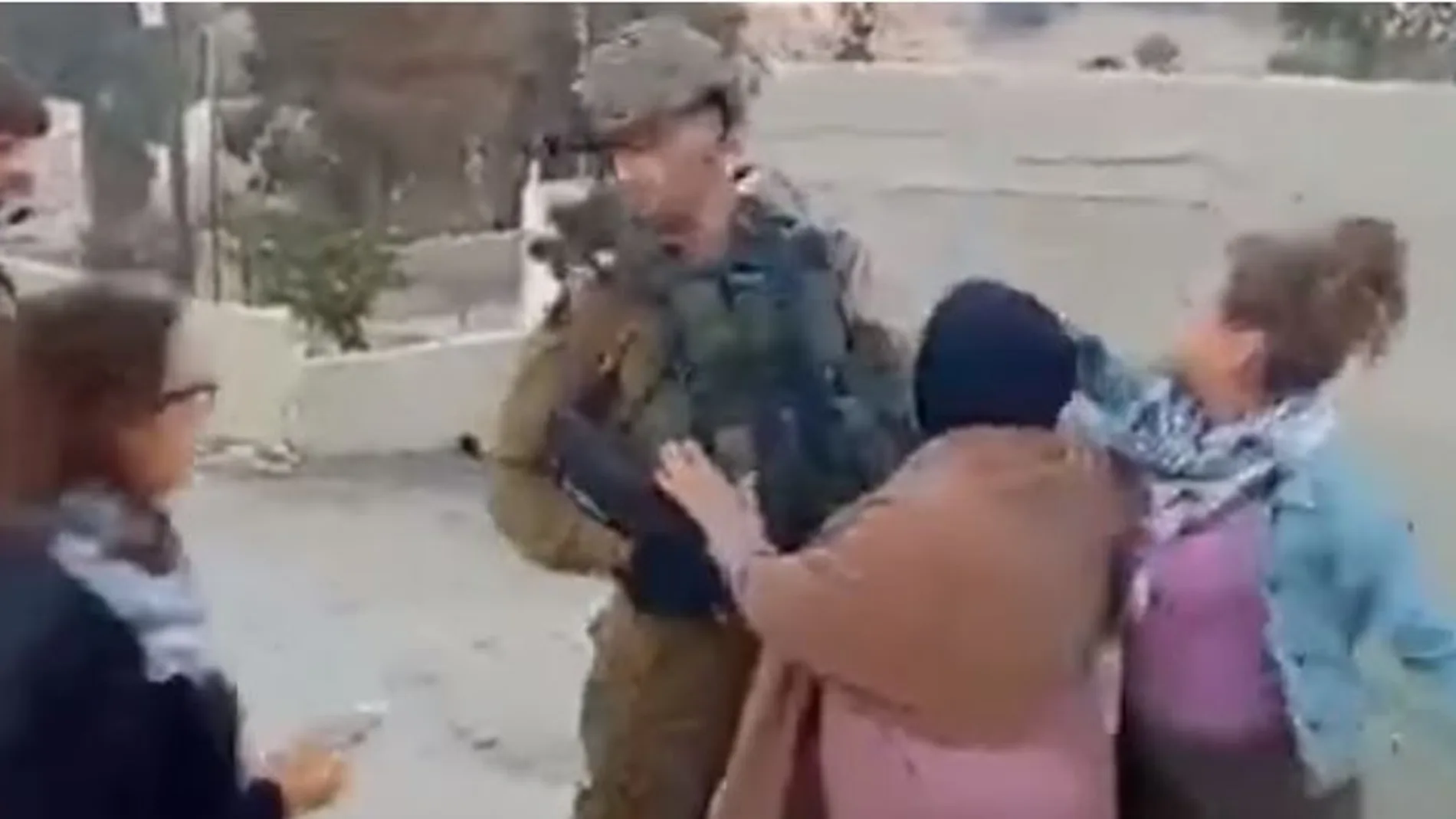 La activista Ahed Tamimi abofetea a uno de los soldados israelíes
