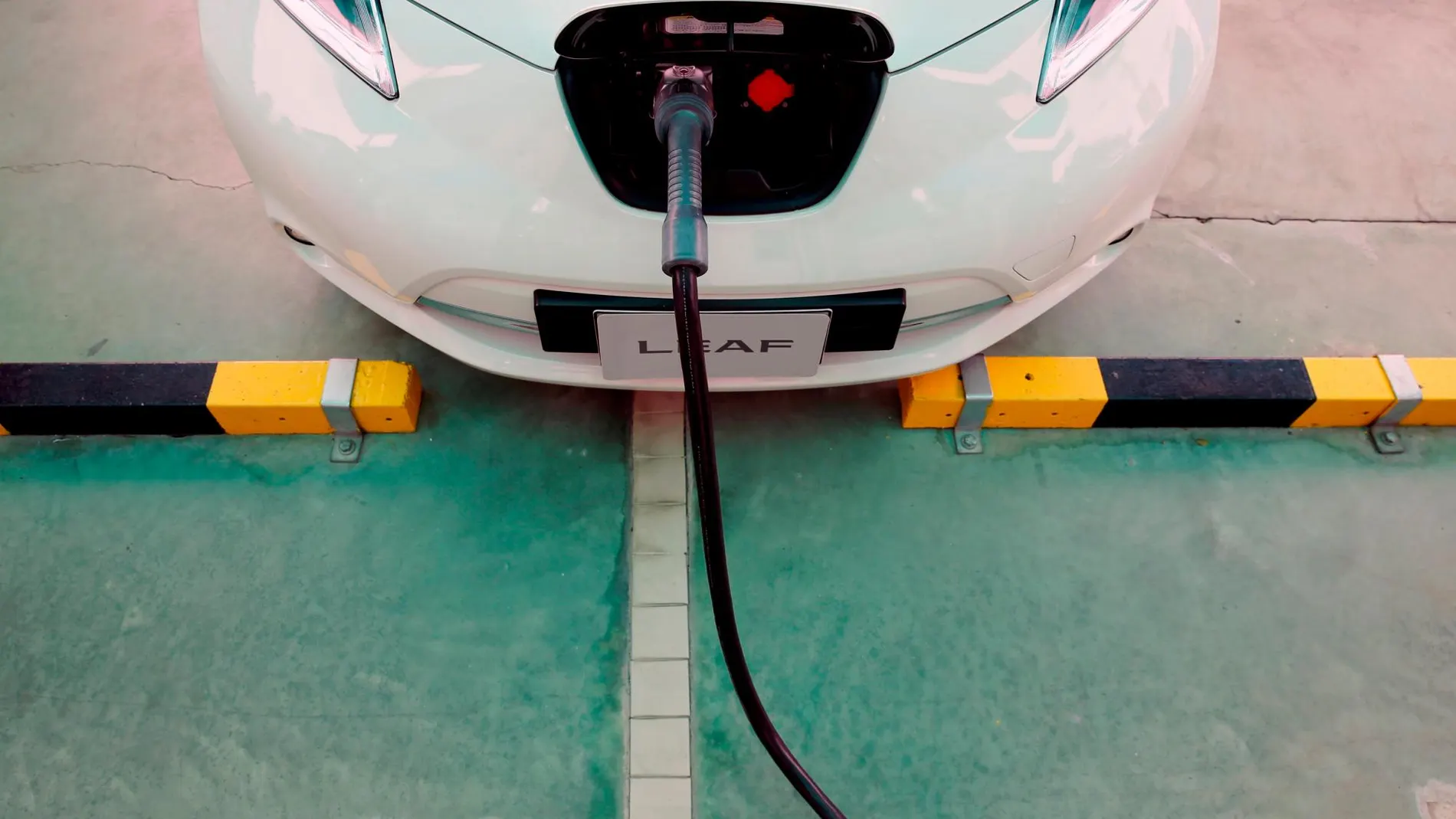 Imagen de un coche eléctrico cargando en la vía pública. REUTERS/Jorge Silva/File Photo/File Photo