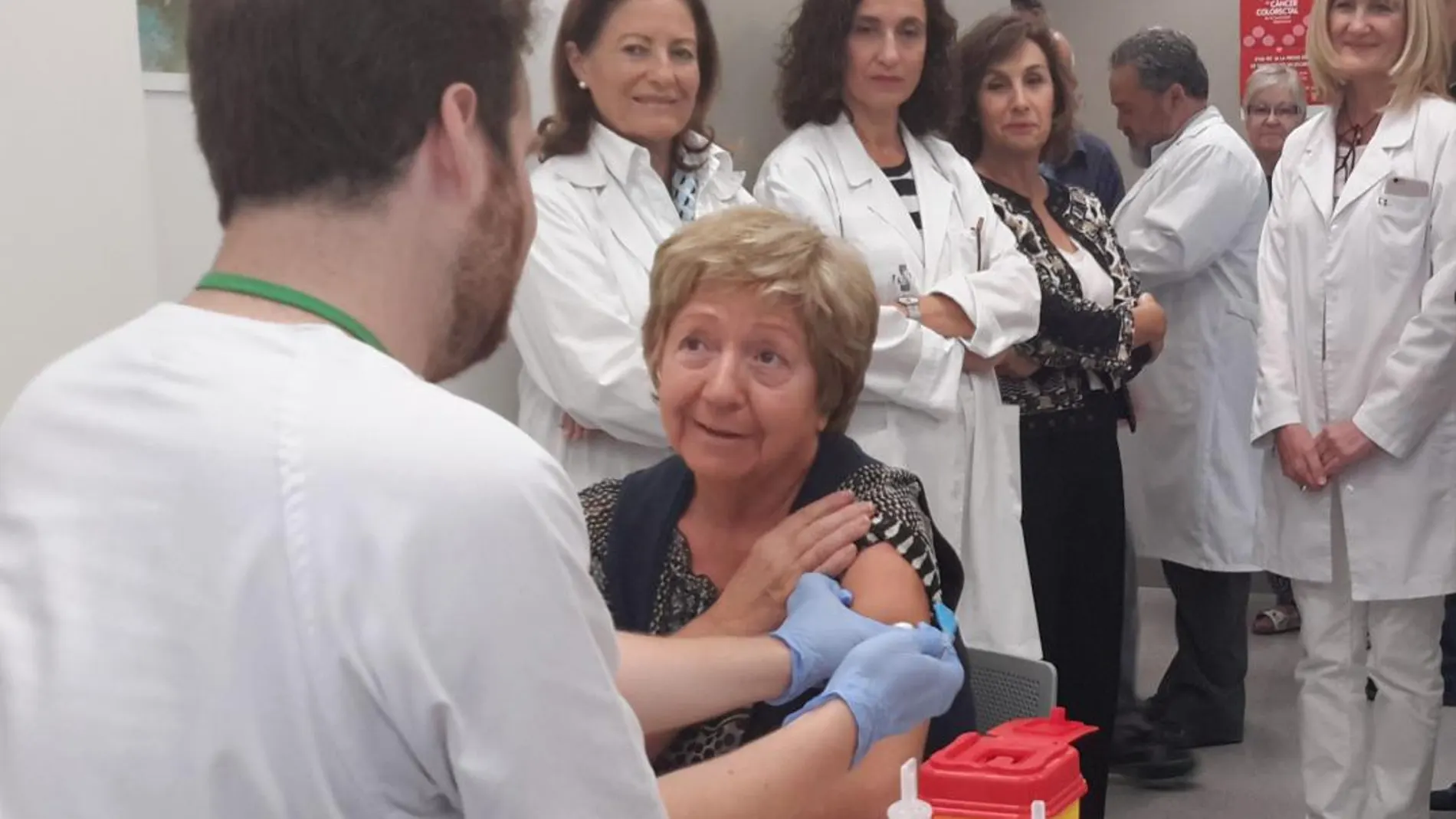 Una mujer acude al médico el pasado octubre al comienzo de la campaña de vacunación contra la gripe