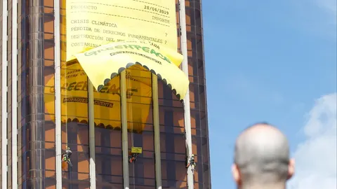 Imagen de la pancarta desplegada en la Plaza de Colón
