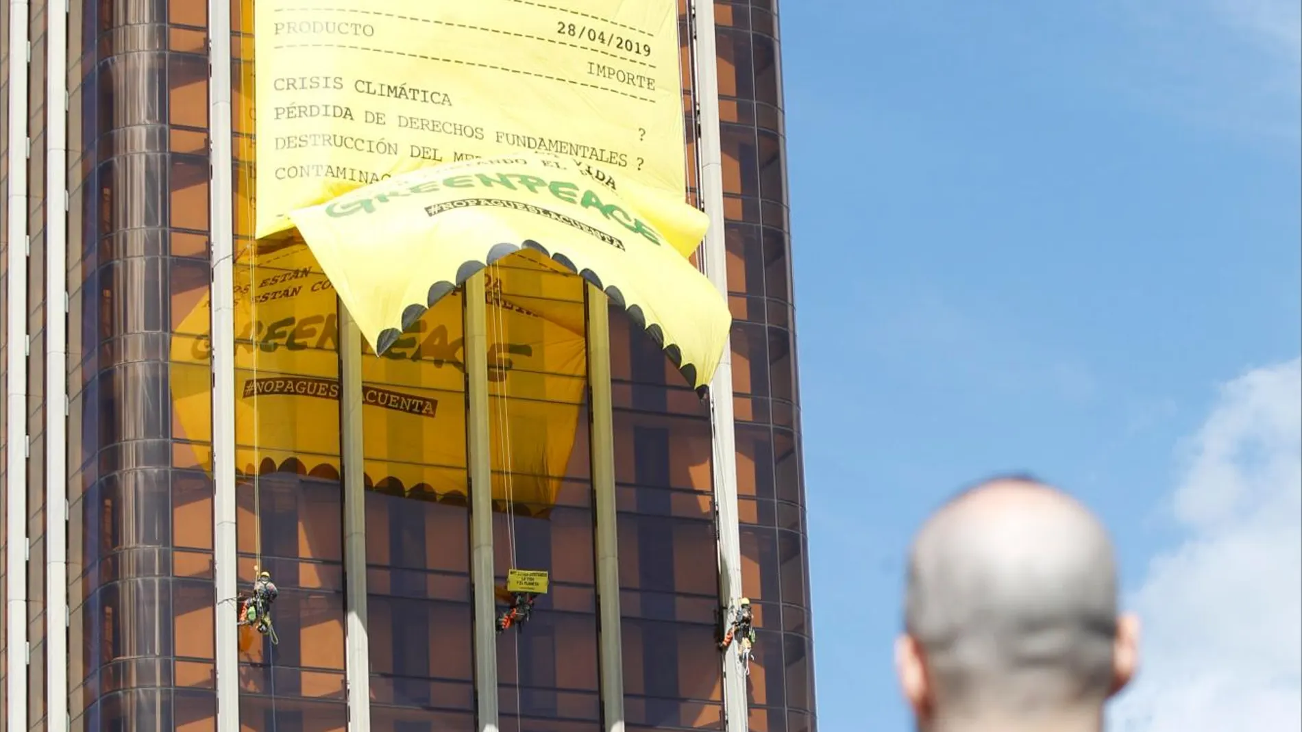 Imagen de la pancarta desplegada en la Plaza de Colón