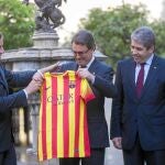Mas recibió de manos de Rosell la camiseta con la «senyera» que lucirá el Barça durante el tricentenario