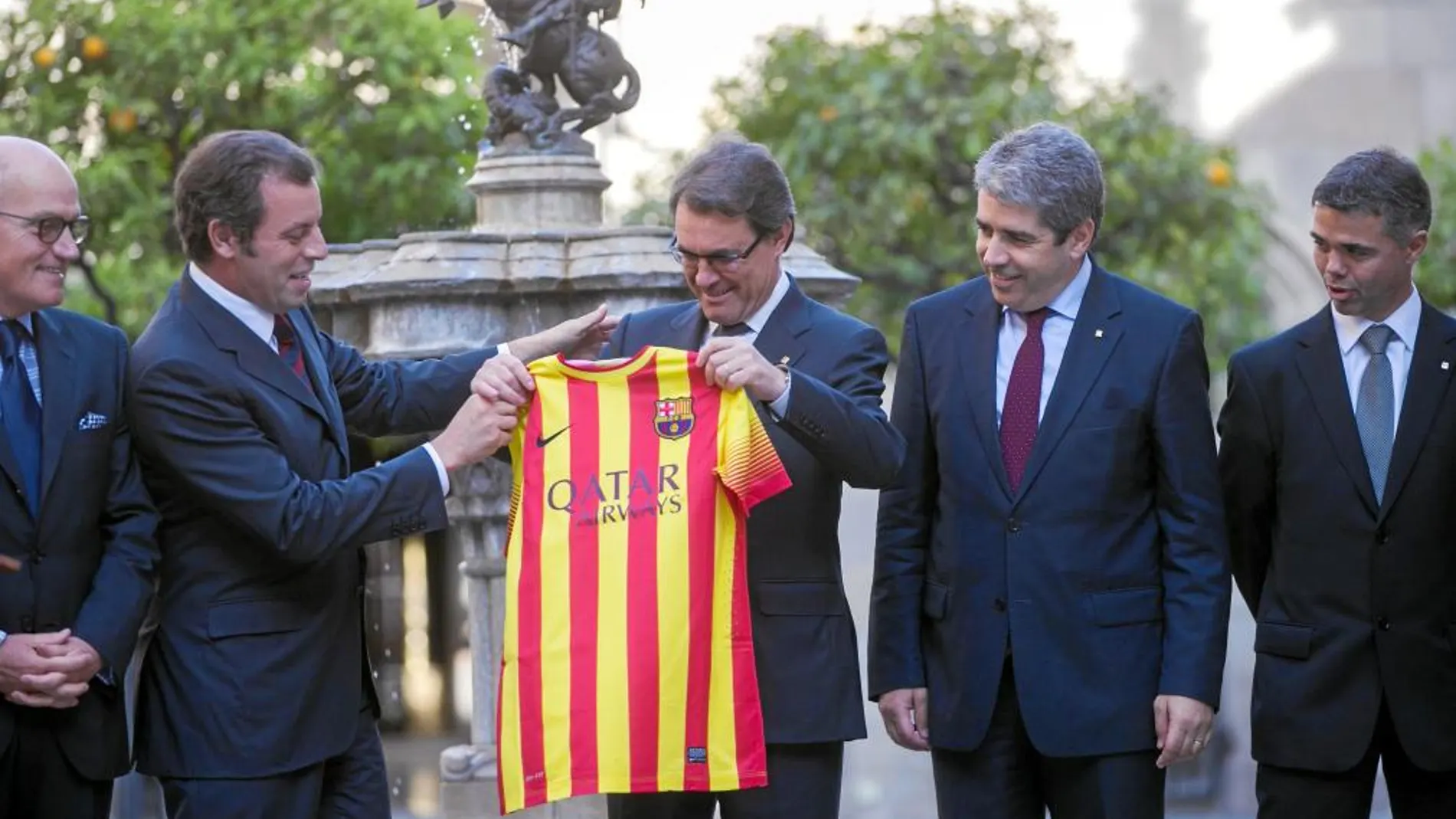 Mas recibió de manos de Rosell la camiseta con la «senyera» que lucirá el Barça durante el tricentenario