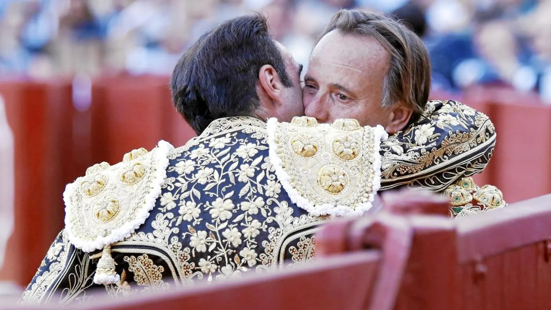 El torero Enrique Ponce abraza a su picador, Manuel Quinta