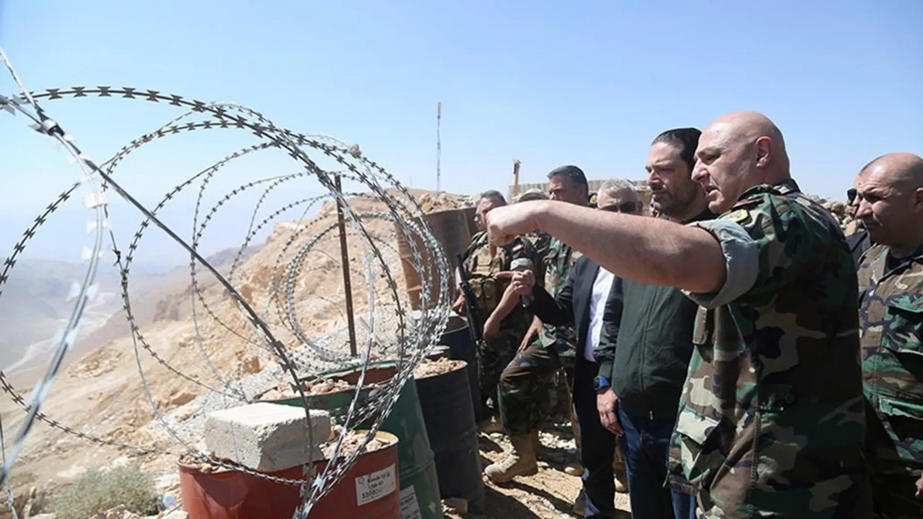 Fotografía cedida por la oficina de prensa del ejército libanés que muestra al comandante del ejército libanés, Joseph Aoun (c-d), con el primer ministro libanés, Saad Hariri (c-i), durante su visita a la línea de frente,