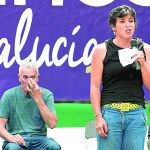 La secretaria general de Podemos Andalucía, Teresa Rodríguez (c), junto al líder sindicalista y número uno en las listas por Jaén de Unidos Podemos, Diego Cañamero (i).