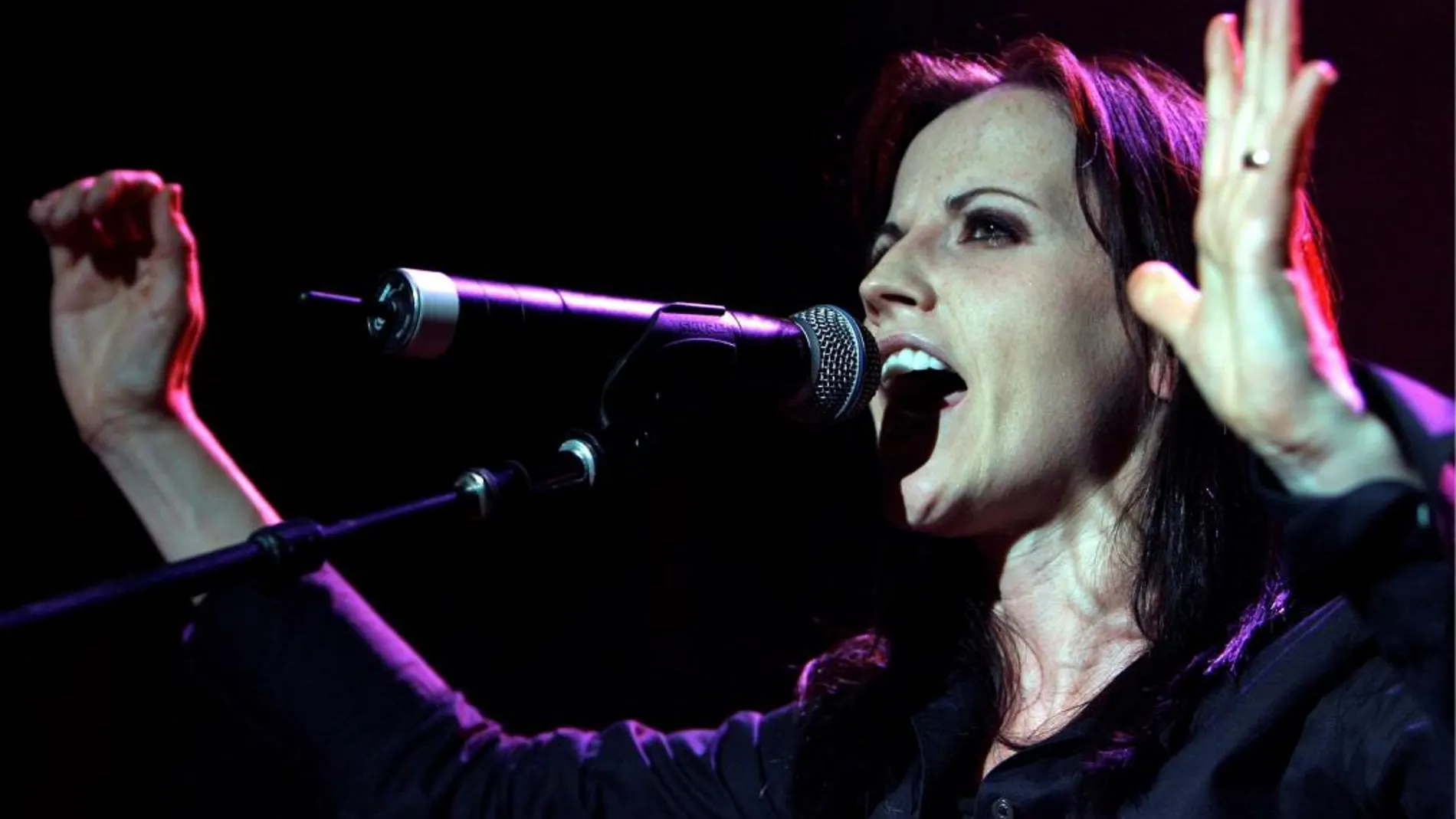 Imagen de archivo de la cantante del grupo musical The Cranberries, Dolores O'Riordan, durante una actuación de su gira en solitario en Zúrich, Suiza, el 1 de junio de 2007