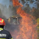 Un bombero trabaja en las tareas de extinción del incendio de Pampilhosa da Serra