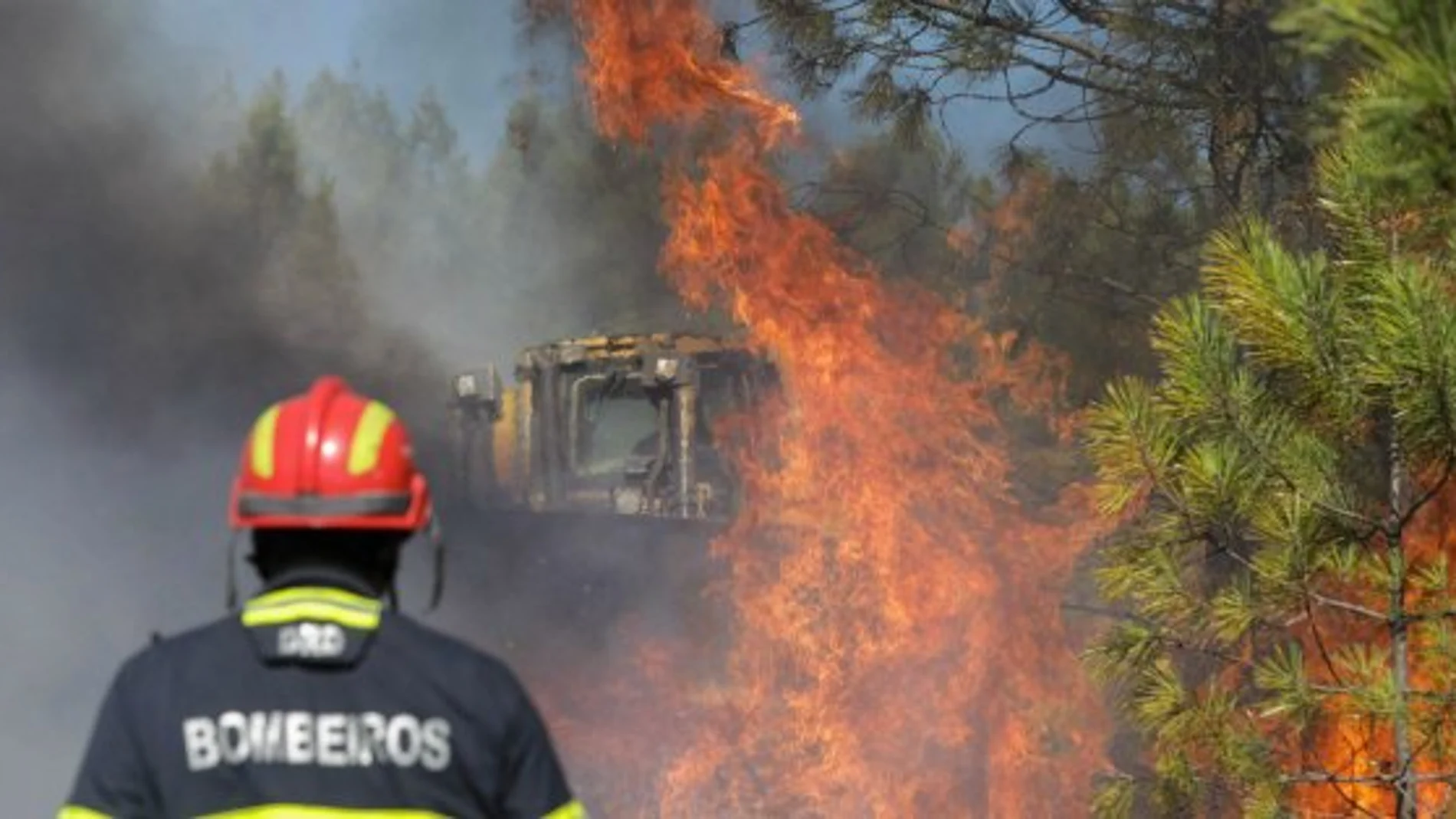 Un bombero trabaja en las tareas de extinción del incendio de Pampilhosa da Serra