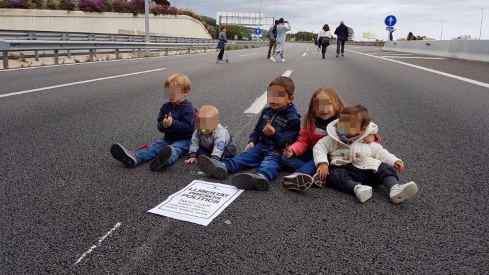 Imagen de varios de los niños utilizados en la huelga general de ayer en Cataluña