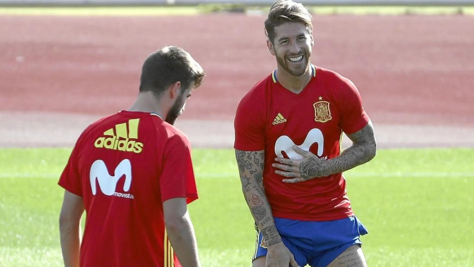 Sergio Ramos se ríe con Piqué durante un entrenamiento de la Selección