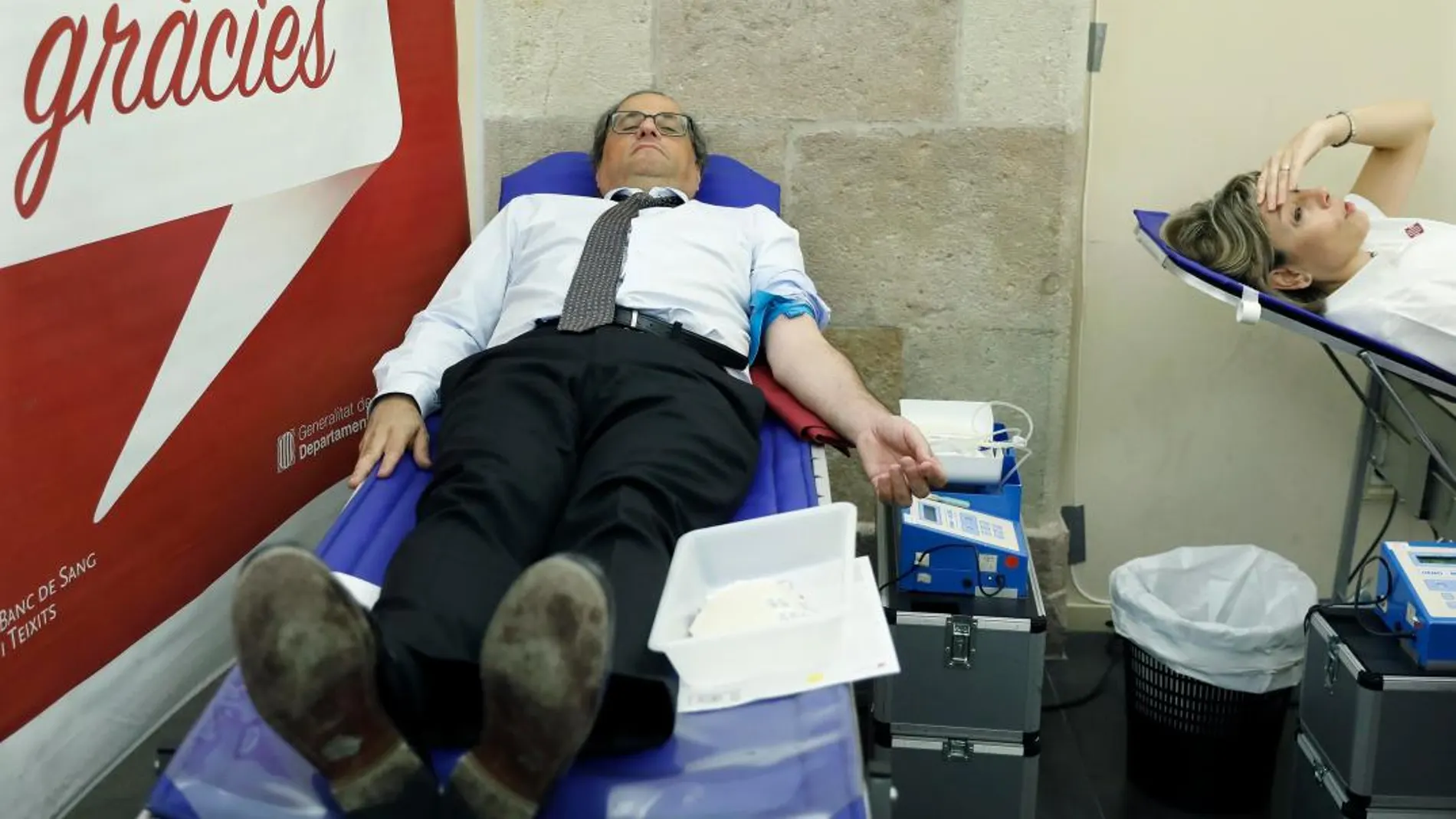 Quim Torra dona sangre en el Parlament/Foto: Efe