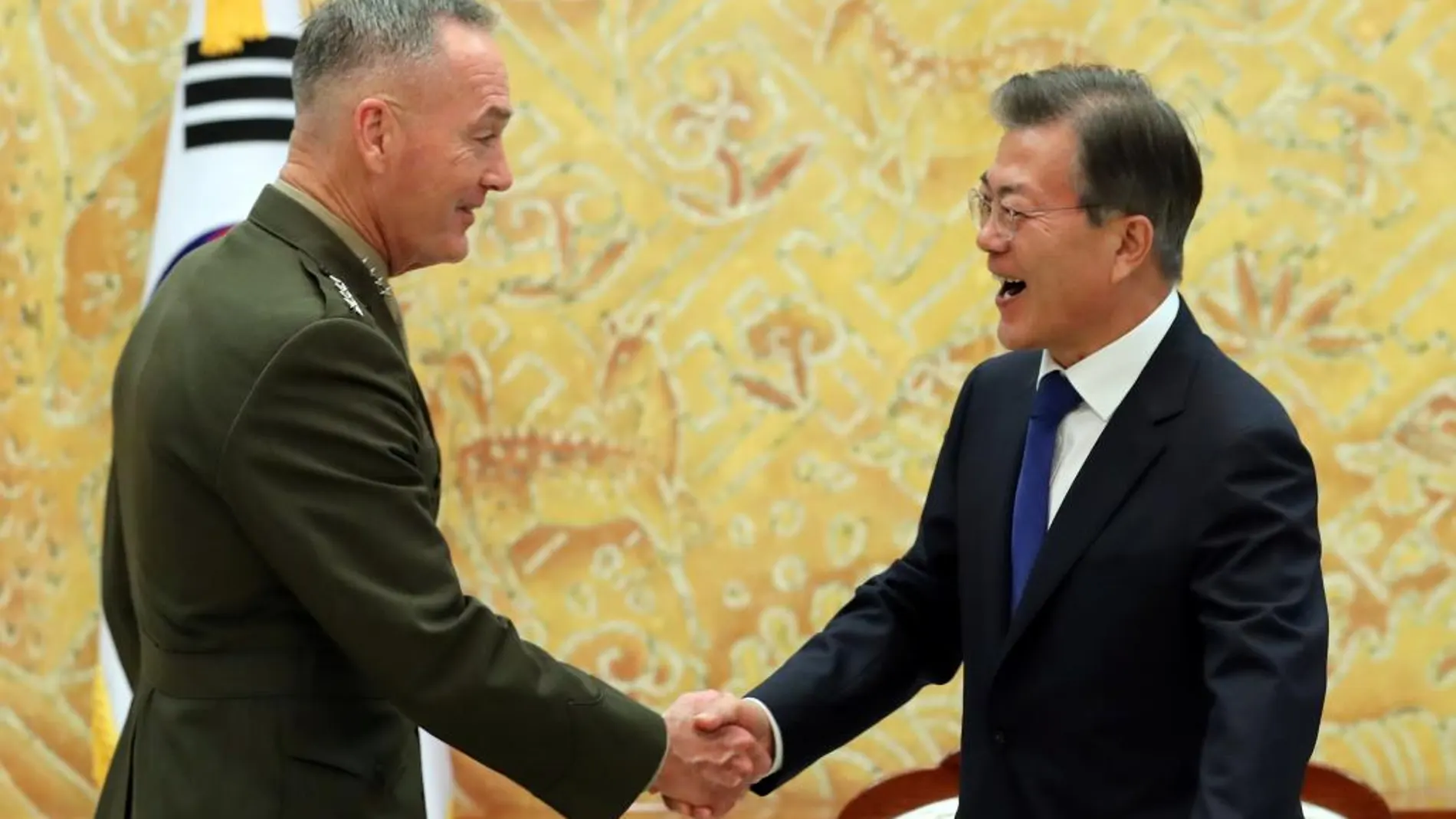 El presidente de Corea del Sur, Moon Jae-in Moon, saluda al general Joseph Dunford