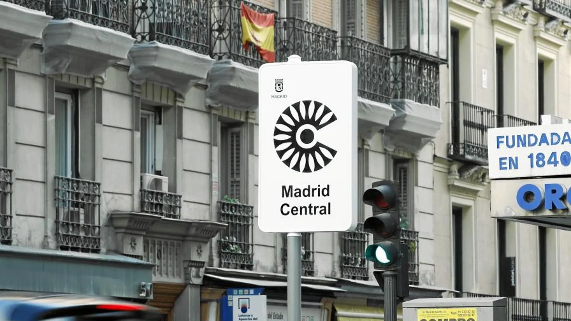 El 23 de noviembre entra en vigor la normativa que prohíbe aparcar y circular a los coches y motos contaminantes en Madrid Central