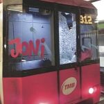 Las pedradas de los grafiteros ocurridas ayer en el Metro provocaron diversos desperfectos, entre ellos cristales rotos