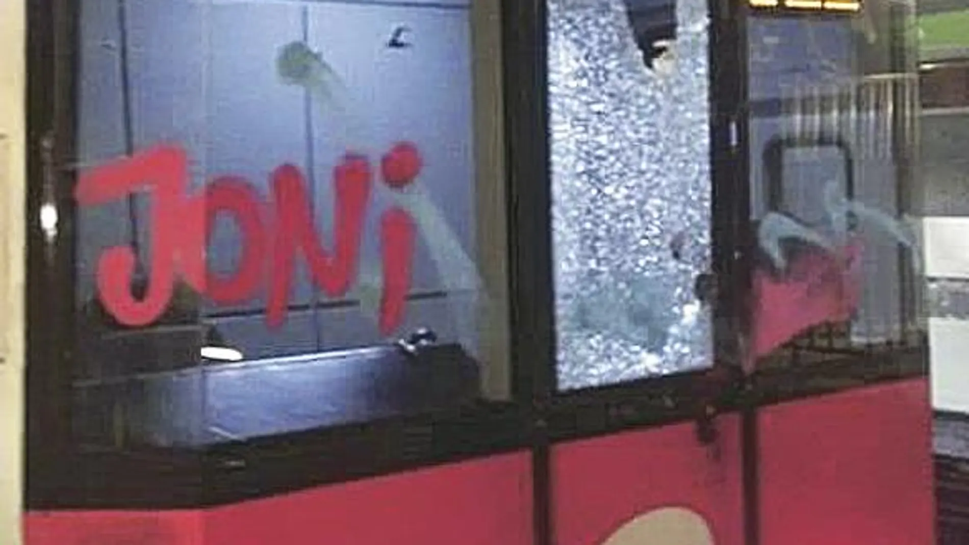 Las pedradas de los grafiteros ocurridas ayer en el Metro provocaron diversos desperfectos, entre ellos cristales rotos