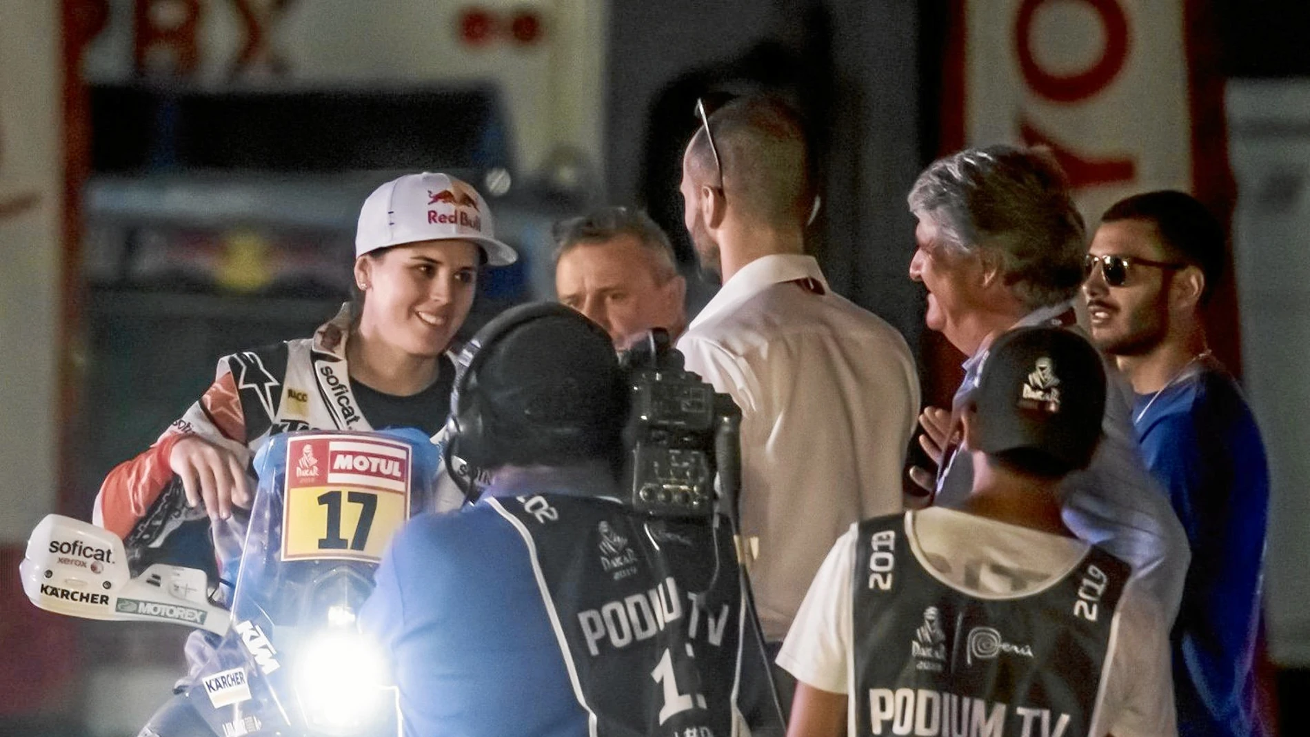Laia Sanz, en el podio de salida de la primera etapa del Dakar 2019