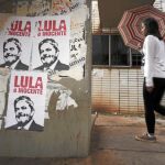 Carteles a favor del ex presidente Lula en las calles de Brasilia