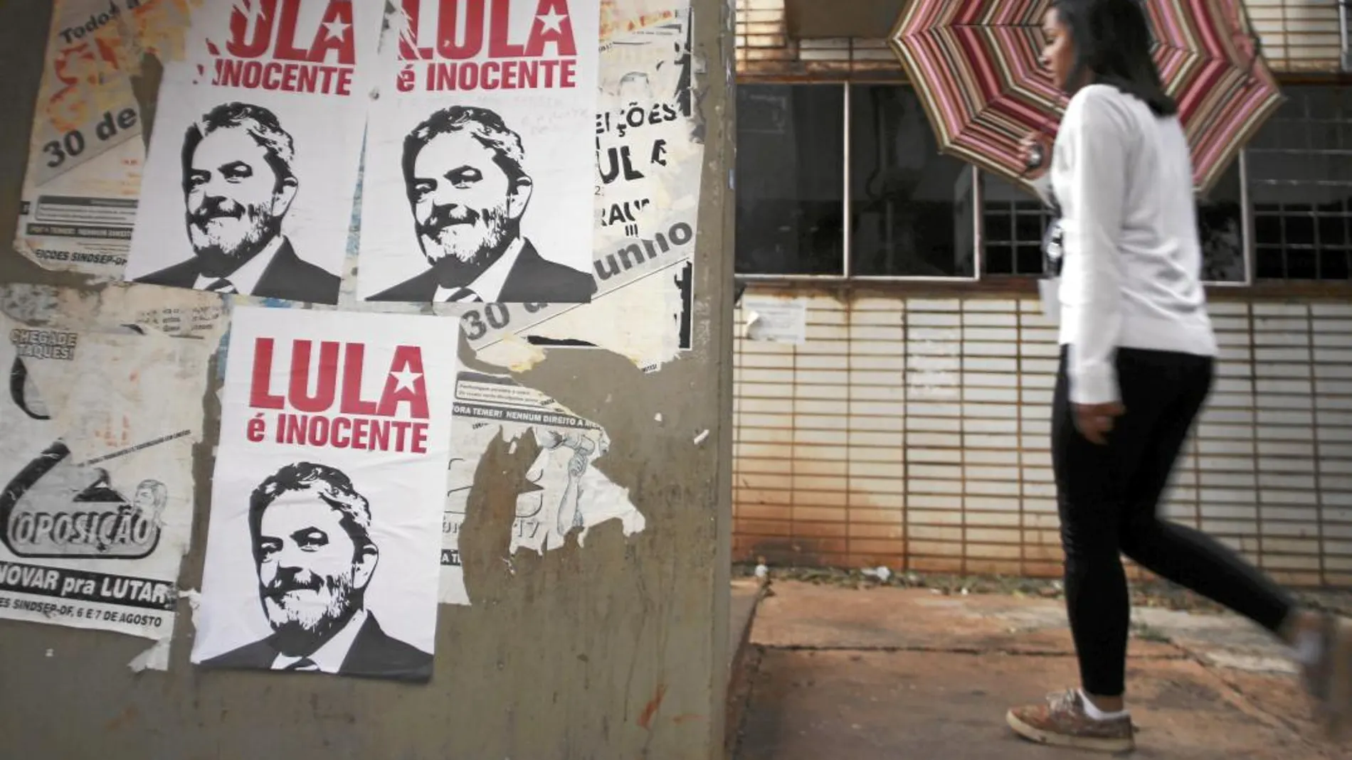Carteles a favor del ex presidente Lula en las calles de Brasilia