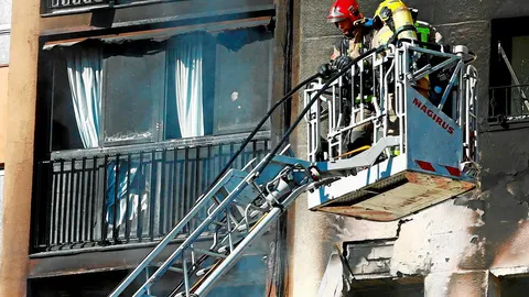Los Bomberos de la Generalitat tuvieron que recibir la ayuda de sus compañeros de Barcelona y Santa Coloma de Gramenet