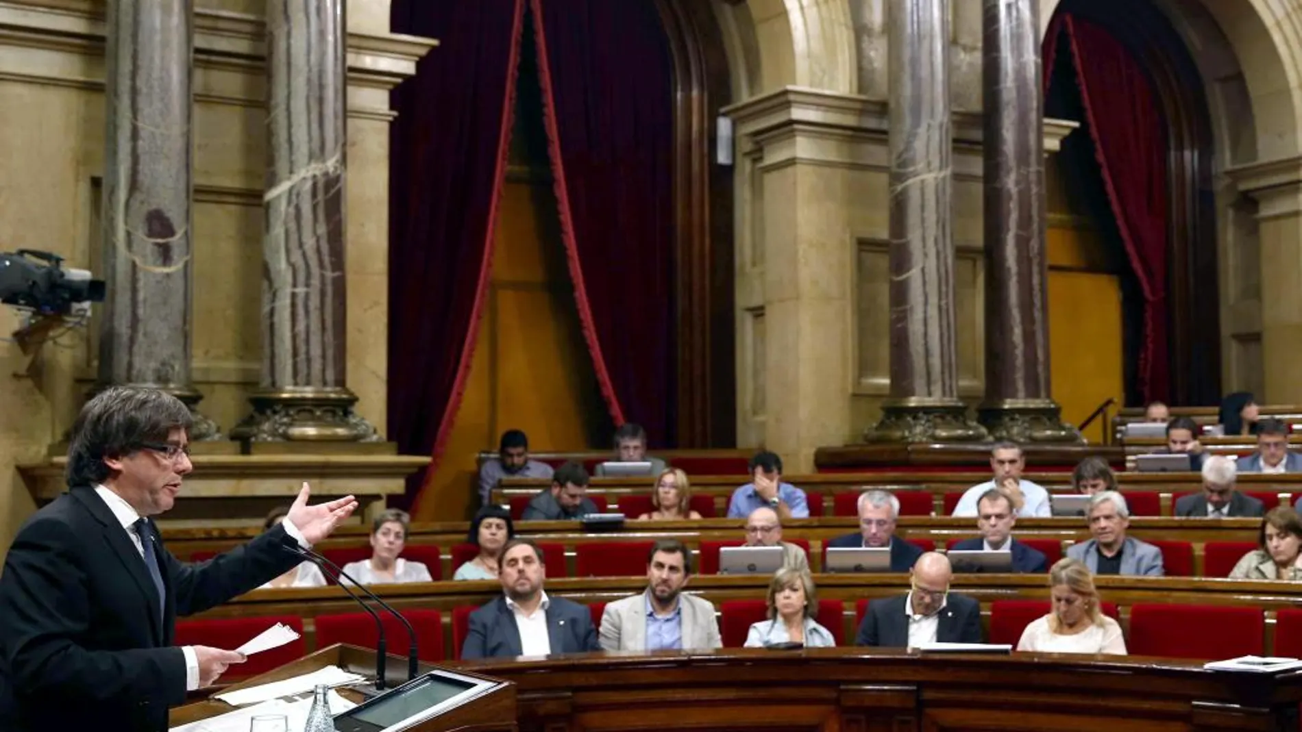 El presidente de la Generalitat, Carles Puigdemont, ayer en la tribuna respondiendo a las intervenciones de los grupos parlamentarios durante el pleno del debate de política general