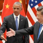 Barack Obama y Xi Jinping se estrechan la mano ayer en su encuentro en Hangzhou