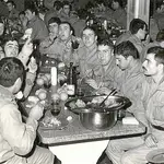 Varios jóvenes españoles, en el año 1977, durante su servicio militar obligatorio en Gerona