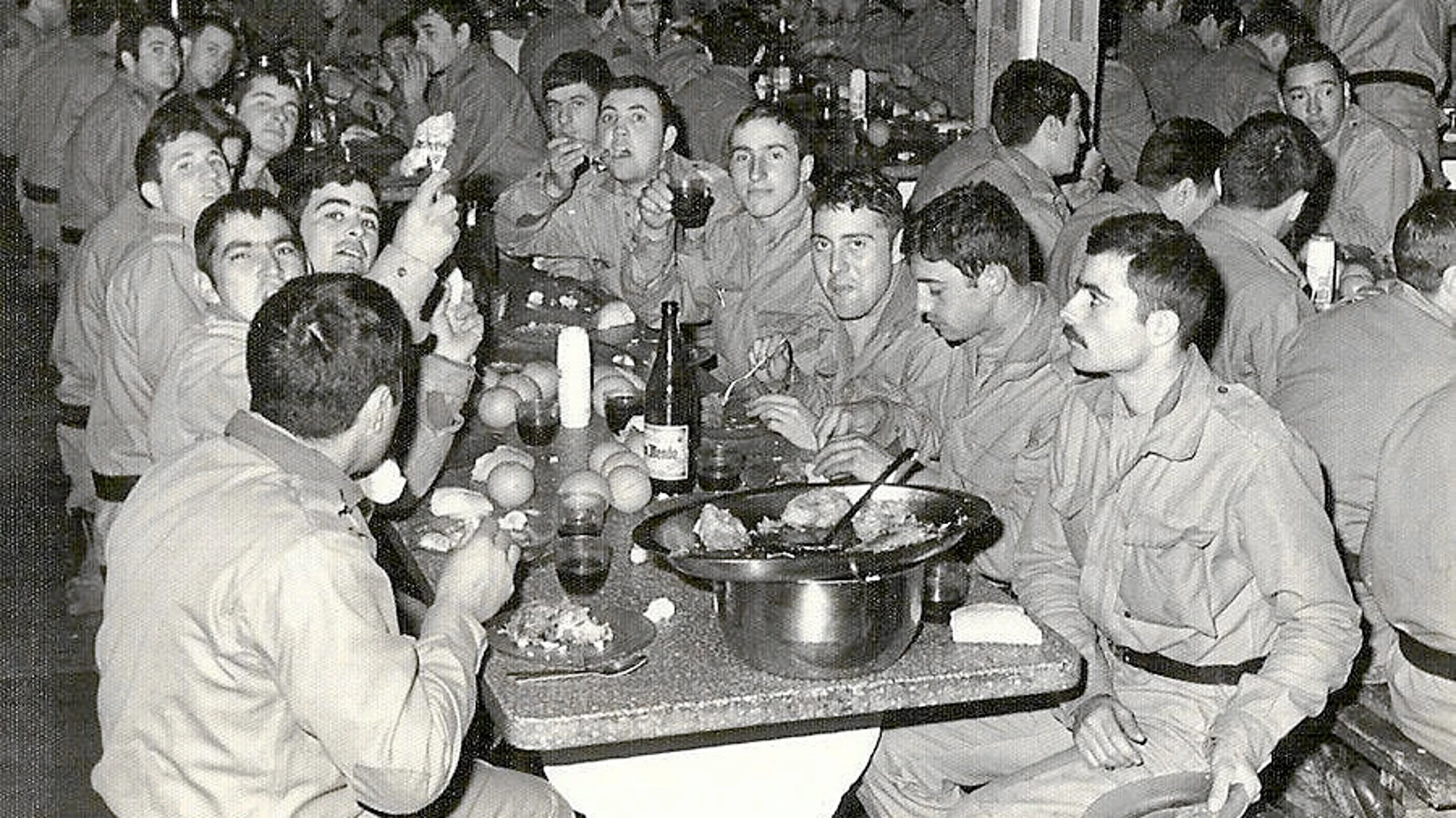 Varios jóvenes españoles, en el año 1977, durante su servicio militar obligatorio en Gerona