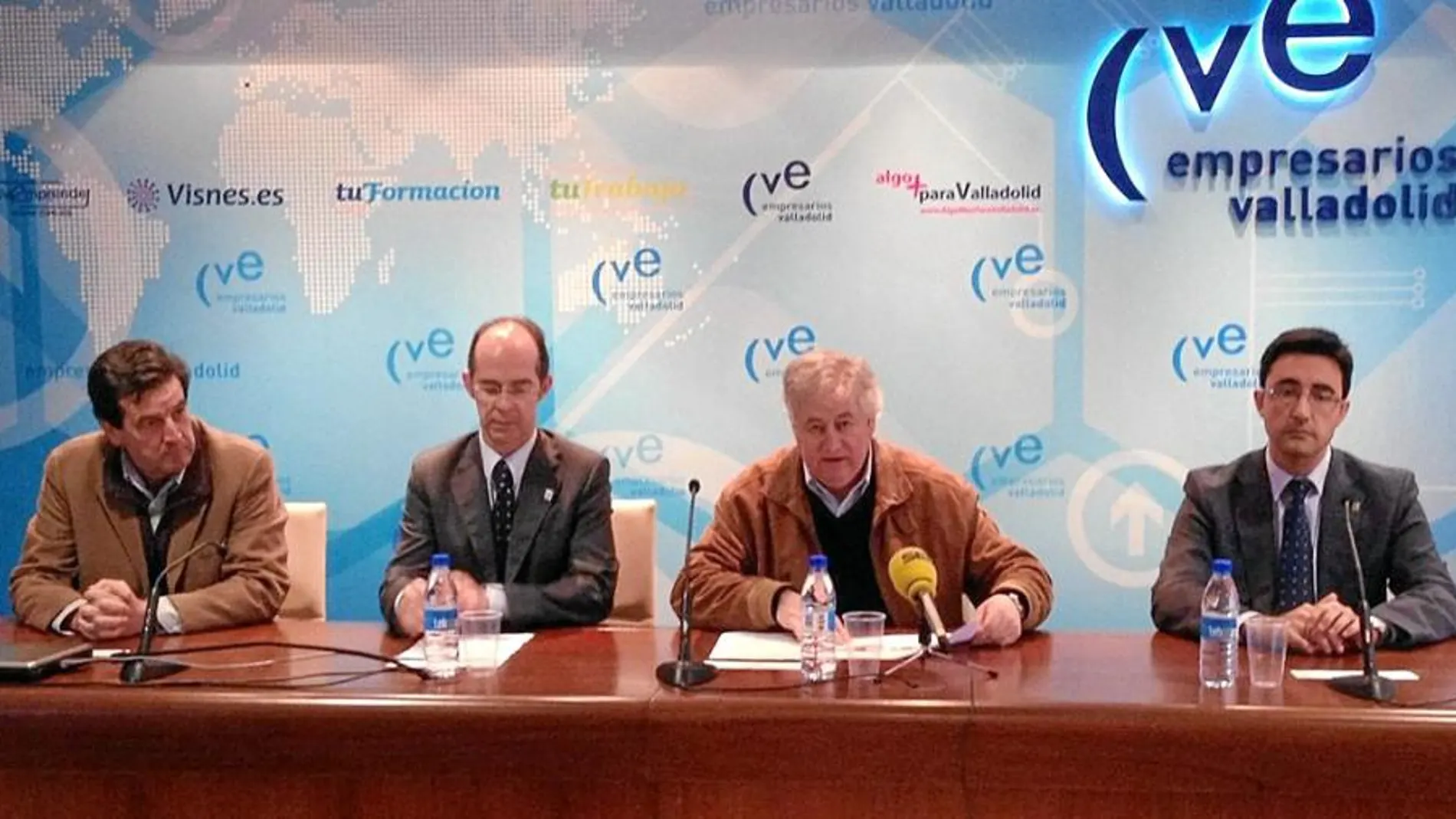 El presidente de los empresarios de Valladolid, Miguel Soler, y el rector de la UEMC, Martín J. Fernández Antolín, entre otros, firman el acuerdo