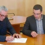 Cañamero, del SAT, y el alcalde, Jerónimo Guerrero, firman el acuerdo
