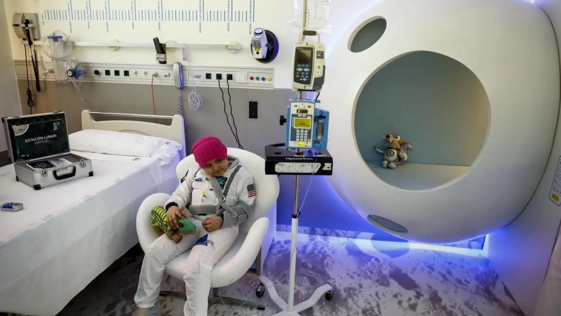 Una habitación de aislamiento que recrea una estación lunar y permite a los niños ingresados tener una experiencia interactiva y educativa