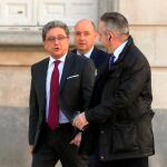 El ex delegado del Gobierno en Cataluña Enric Millo (i), a su llegada este martes al Tribunal Supremo