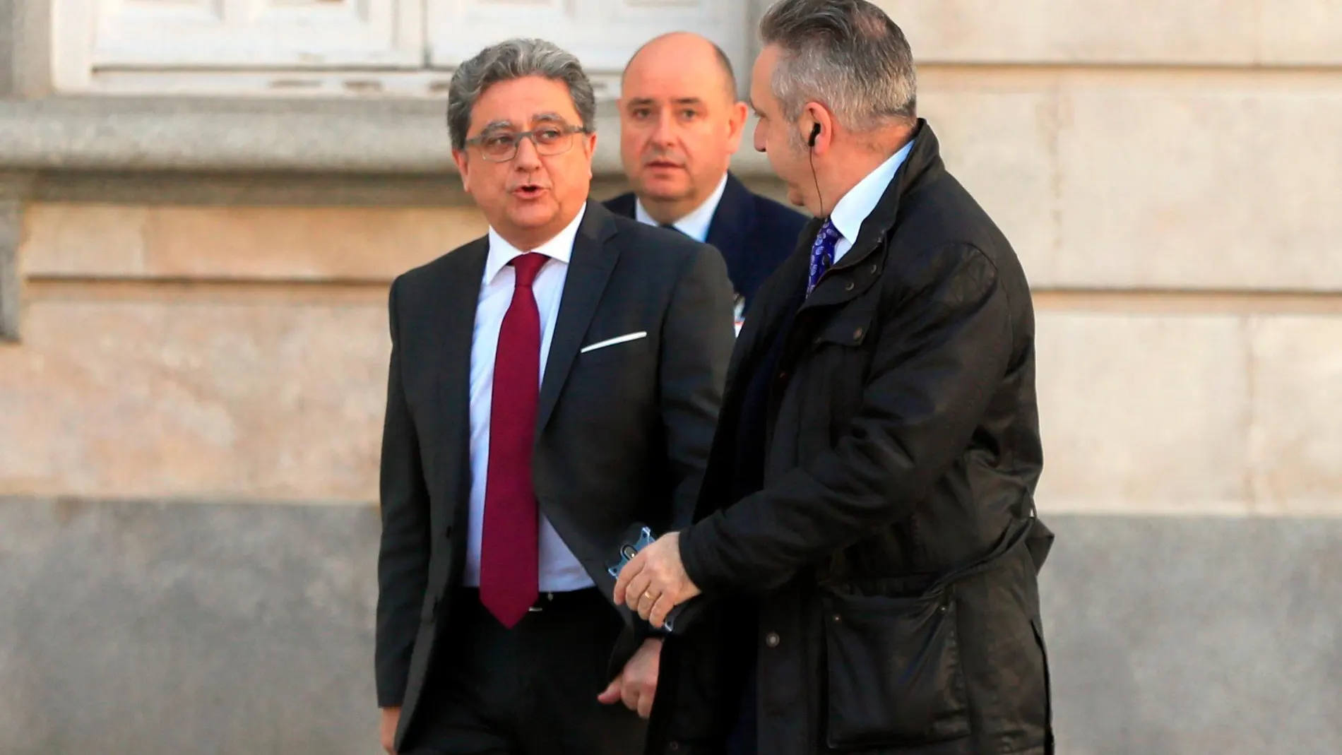 El ex delegado del Gobierno en Cataluña Enric Millo (i), a su llegada este martes al Tribunal Supremo