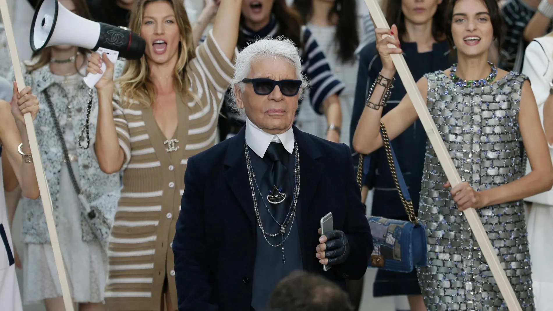 Lagerfeld en la pasarela en una imagen de 2014