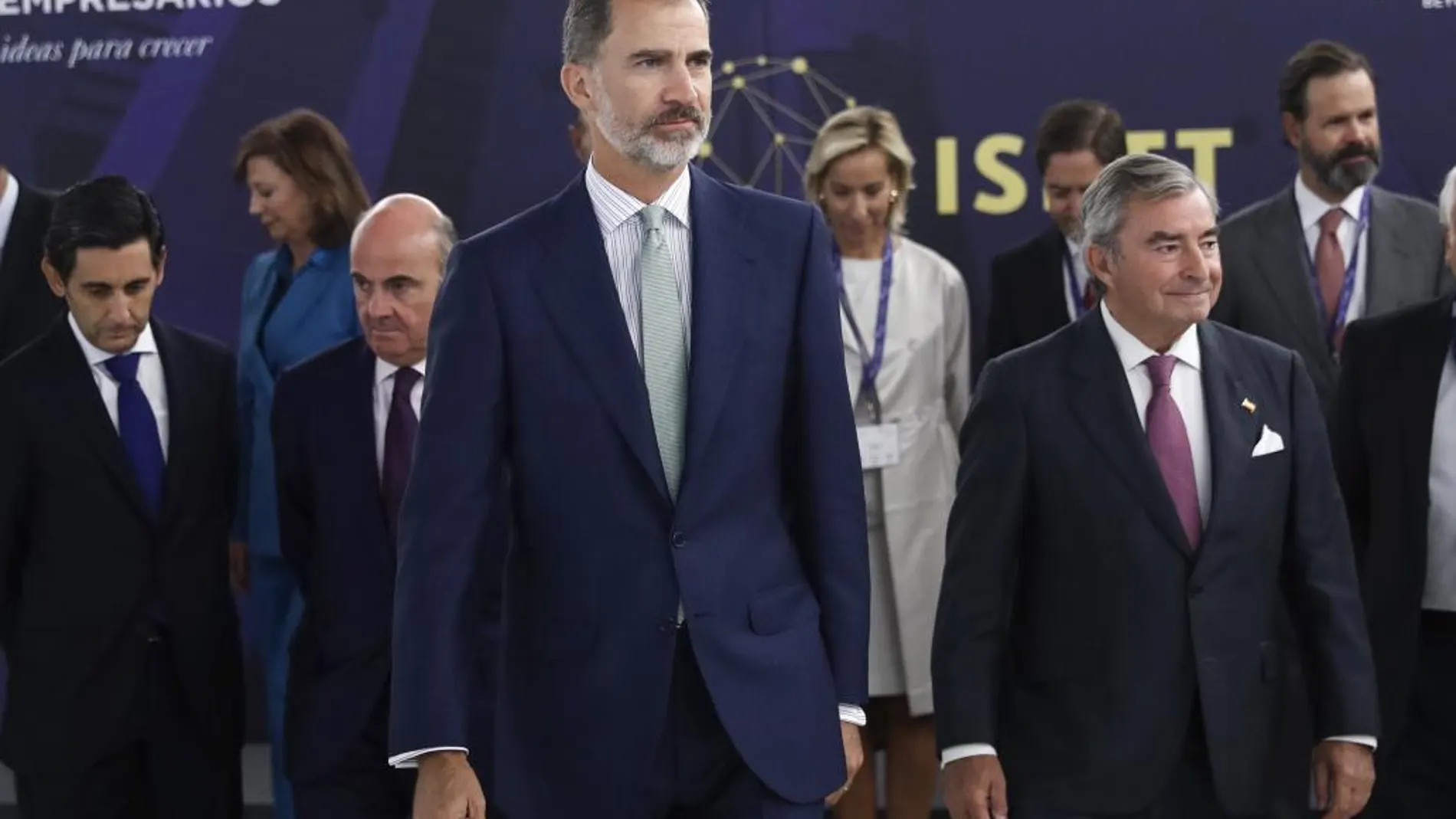 El Rey Felipe tras posar para la foto de familia durante la inauguración de la XXIX Cumbre Internacional de Centros de Pensamiento Empresariales (ISBTT), organizada por el Círculo de Empresarios, hoy en Madrid. EFE/Emilio Naranjo