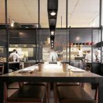 Imagen del restaurante del comedor del restaurante Céleri. Al fondo, la cocina.