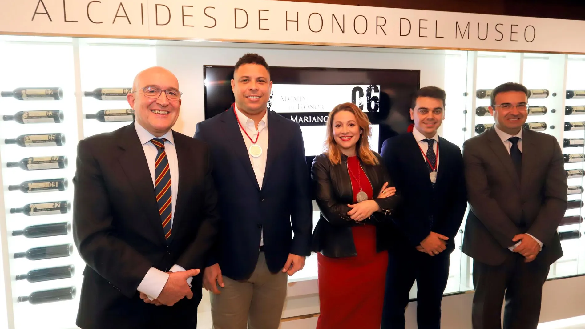 El presidente de la Diputación de Valladolid, Jesús Julio Carnero junto a Ronaldo, Almudena Alberca, Pedro Ruiz Aragoneses, y el alcalde de Peñafiel, Roberto Díez