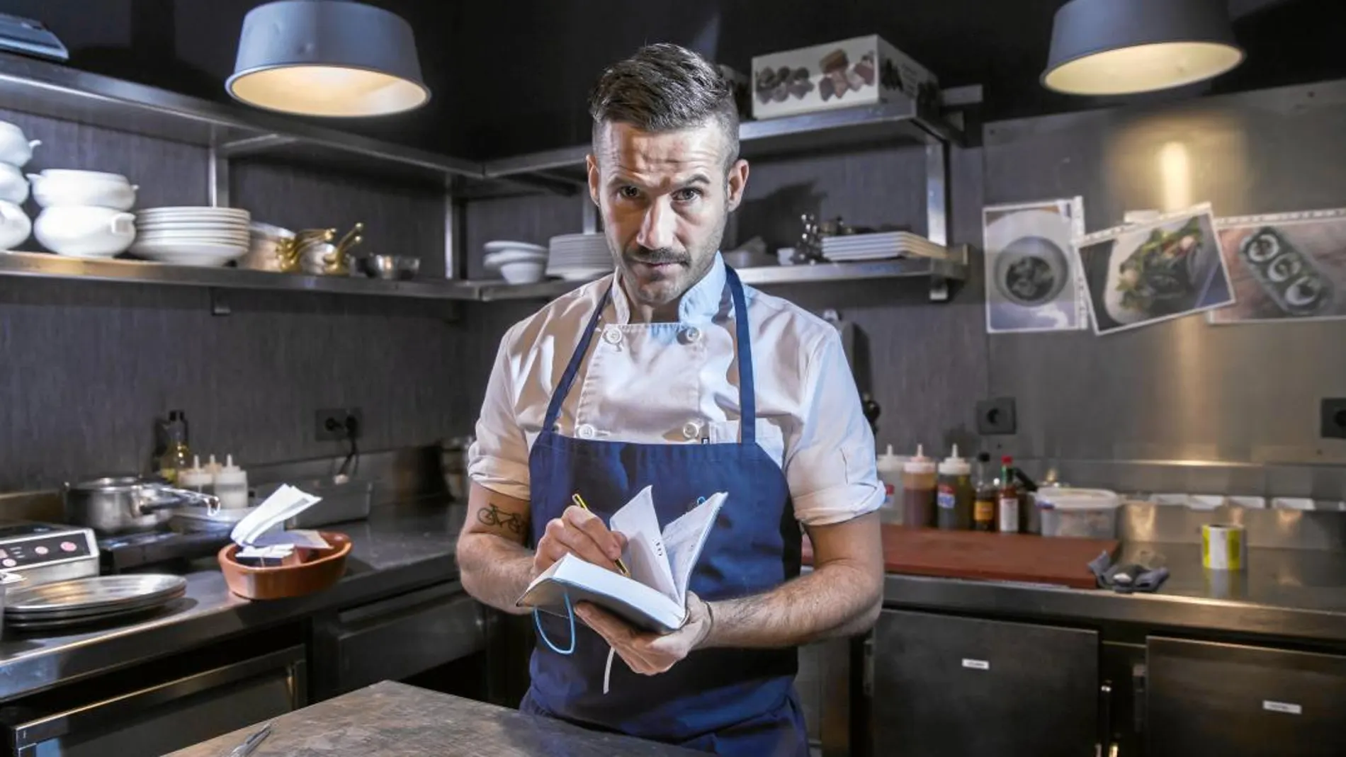 Rafa Cordón posa en un rincón de la cocina de su restaurante