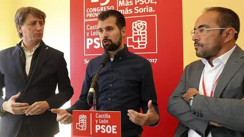 El líder socialista, Luis Tudanca, en el Congreso Provincial del PSOE de Soria, junto a Luis Rey y Carlos Martínez