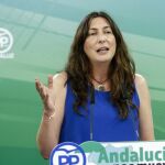 La secretaria general del PP andaluz, Loles López, denunció ayer el «silencio cómplice» de Susana Díaz ante la «inacción» del Gobierno para abordar el drama de la inmigración (Foto: Manuel Olmedo)