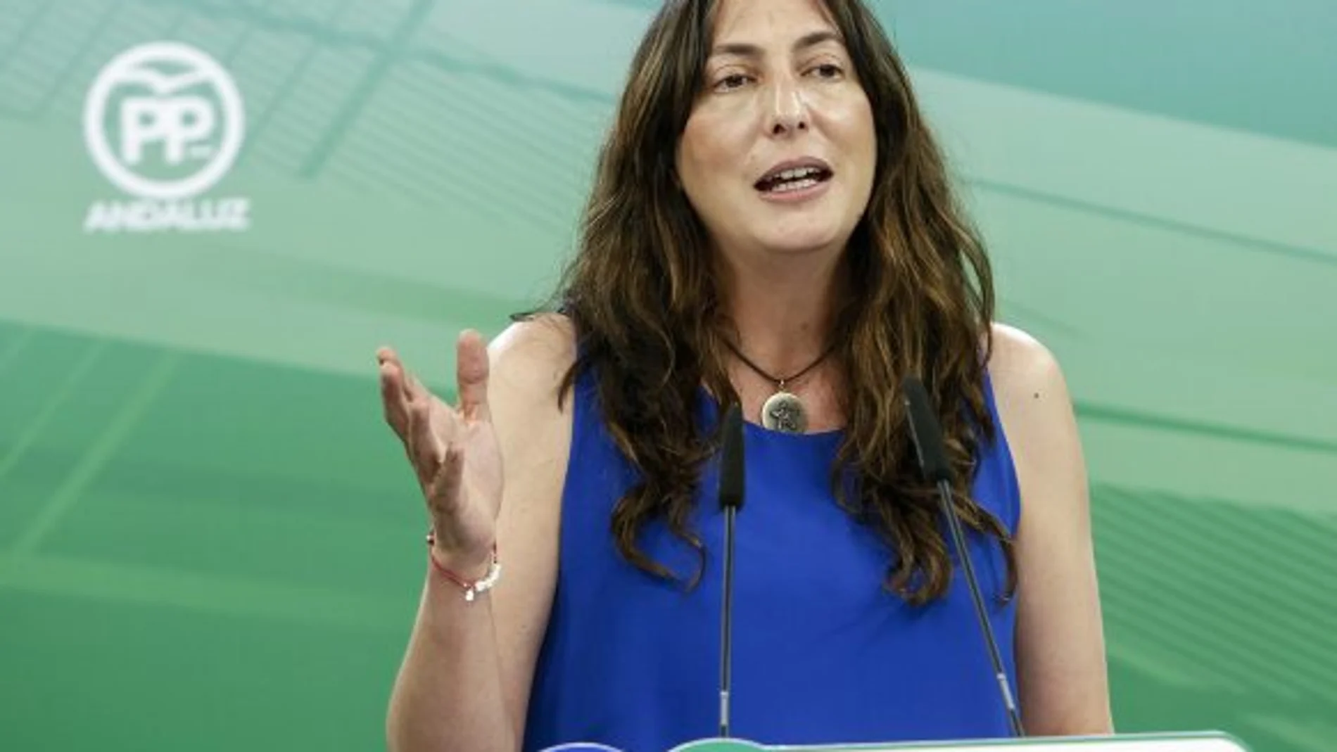 La secretaria general del PP andaluz, Loles López, denunció ayer el «silencio cómplice» de Susana Díaz ante la «inacción» del Gobierno para abordar el drama de la inmigración (Foto: Manuel Olmedo)