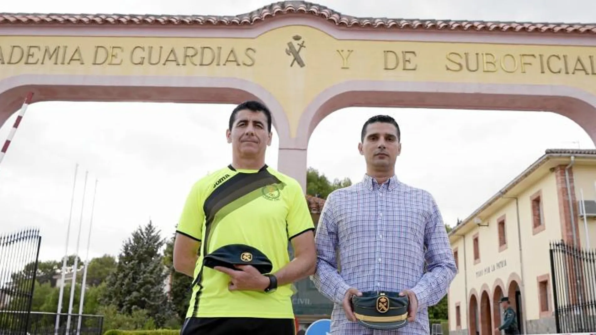 Los cabos 1º Enrique Rosales y José García, a las puertas de la academia de Guardias y de Suboficiales