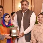 El primer ministro paquistáni, Shahid Khaqan Abbasi, recibe ayer en Islamabad a Malala y a su familia