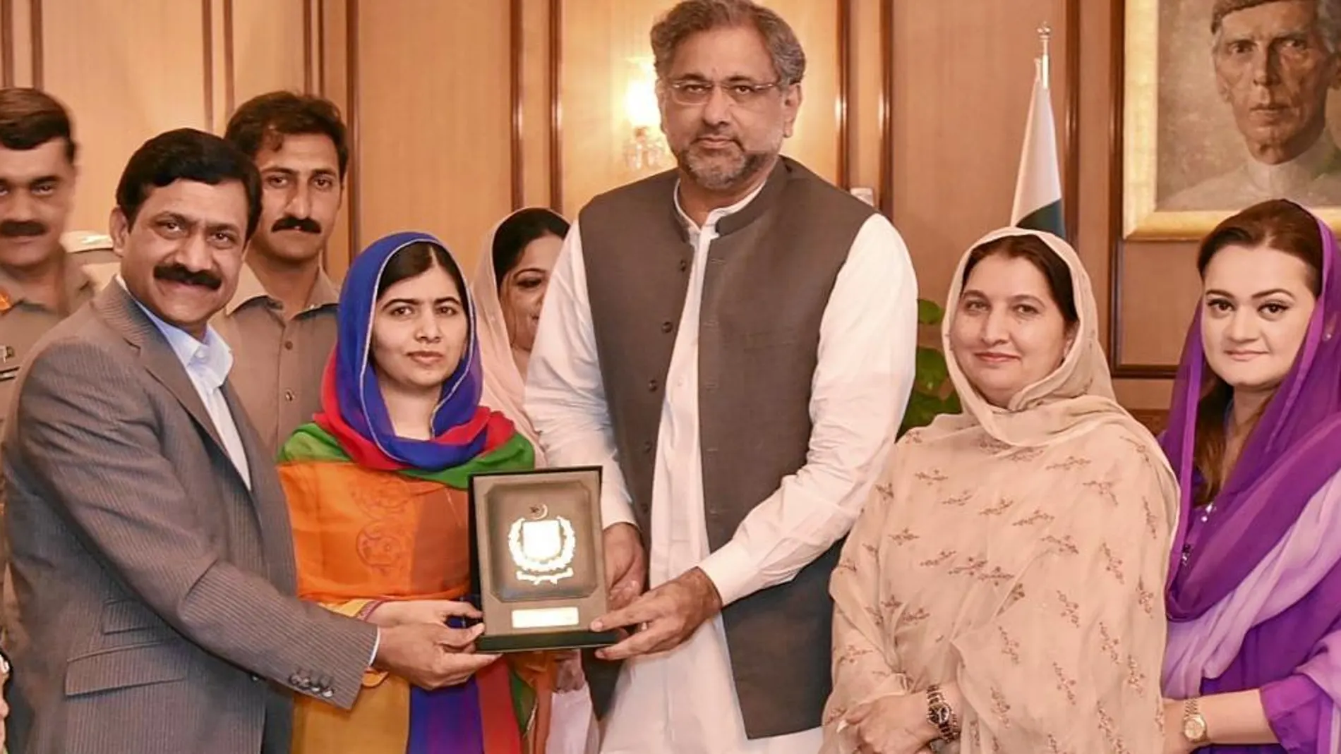 El primer ministro paquistáni, Shahid Khaqan Abbasi, recibe ayer en Islamabad a Malala y a su familia