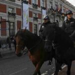 Agentes de Policía patrullan hoy por las calles del centro de Madrid.