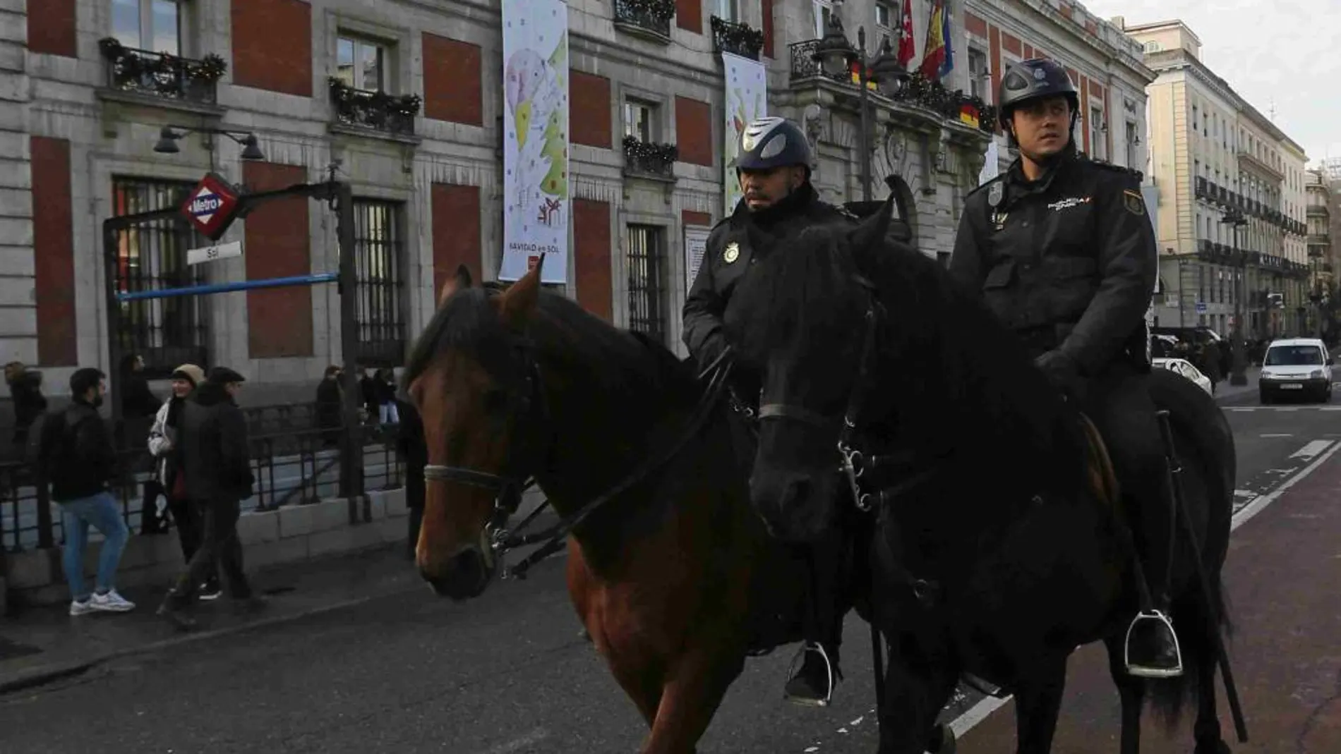Agentes de Policía patrullan hoy por las calles del centro de Madrid.