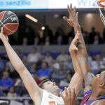 Felipe Reyes supera la defensa de Seraphin para anotar dos de sus ocho puntos