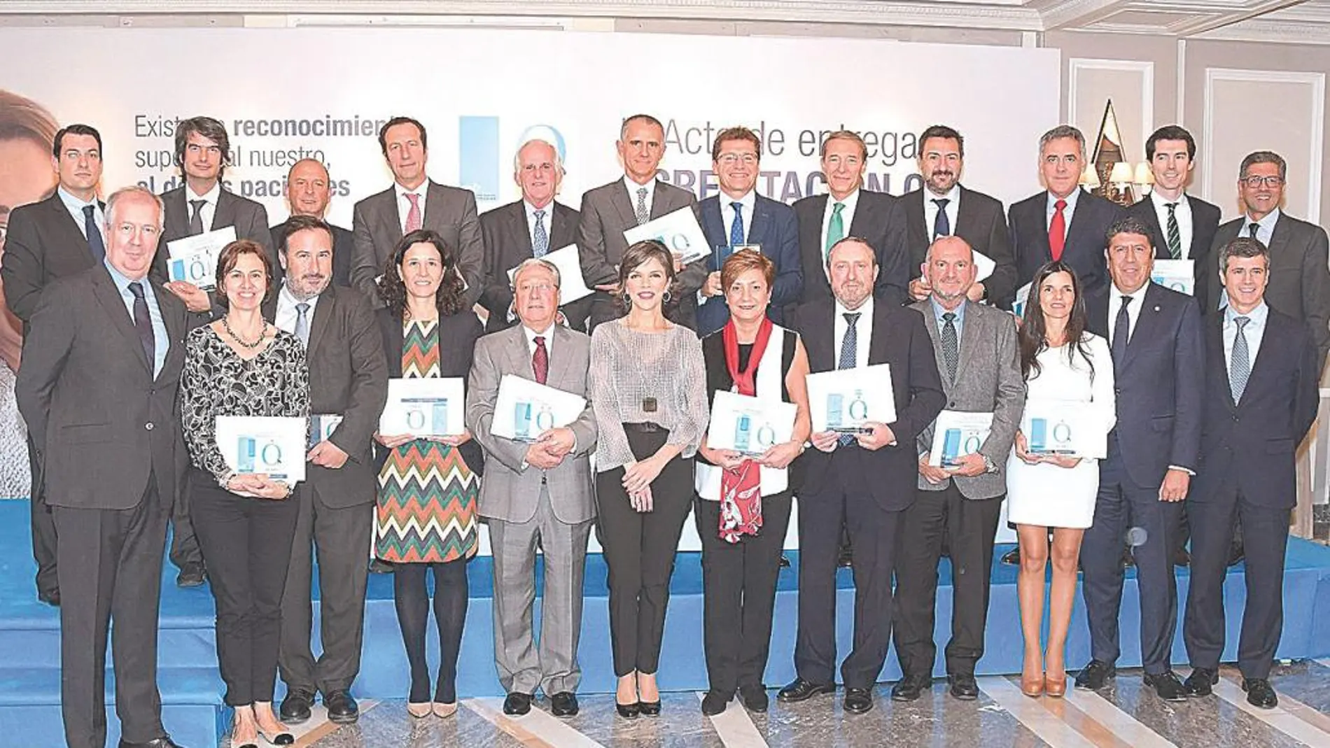 Foto de familia de los galardonados en la 4º Entrega de Acreditaciones Quality Health de la Fundación IDIS